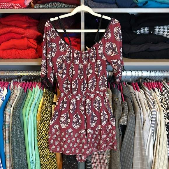 Xhilaration maroon/black/white print adjustable strap 2 pocket romper size S - Picture 3 of 3
